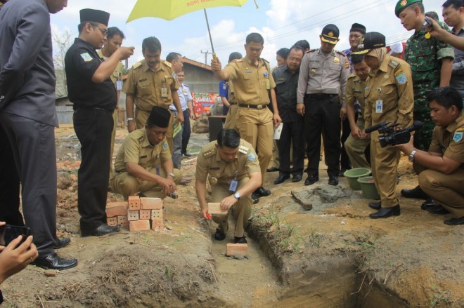 Walikota ketika meletakkan batu pertanda dimulainya pembangunan kantor Camat Paal Merah